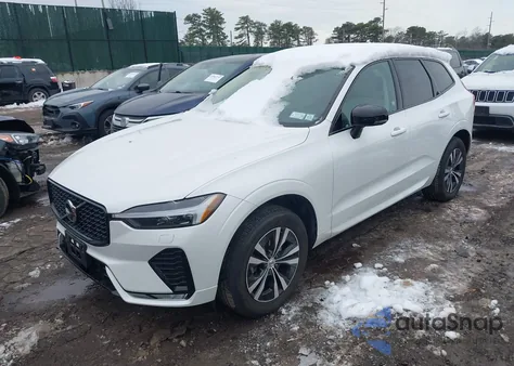 2024 Volvo Xc60 B5 Core Dark Theme z USA, uszkodzony, nr VIN YV4L12RK9R1940487